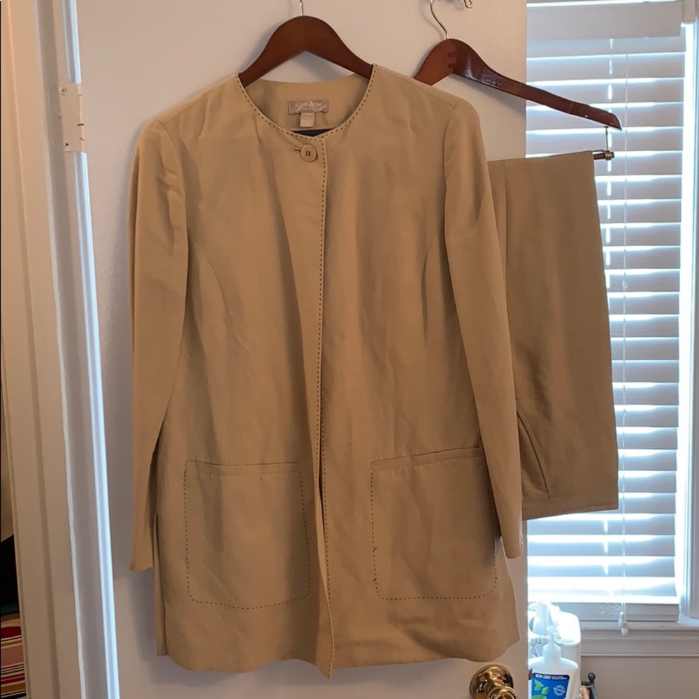 Linen pant suit - few pulls on pocket